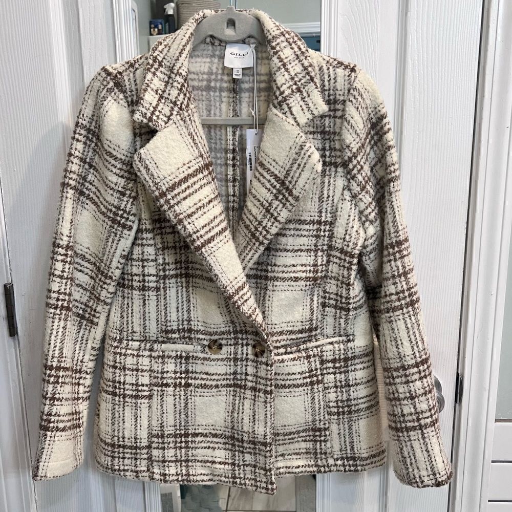Gilli Khaki and cream plaid boucle blazer with pockets and split hem in back NWT
